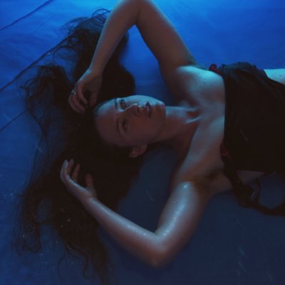 Molly_sarle's profile picture. whose that lady?
https://t.co/xfhUzWacUR