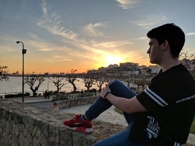 Me gusta hacer reír y entretener a la gente. Empezando en Twitch ^^
Juego League of Legends y Minecraft OwO