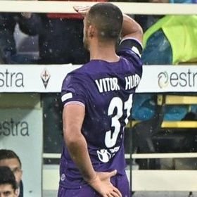 Sono il calciatore scarso che c'è dentro di te, quello che alle medie veniva scelto per ultimo. Ma la gloria è come la diarrea, arriva quando non te l'aspetti.