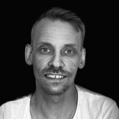 Är teknik och foto intresserad, är IT-tekniker, Webbutvecklare