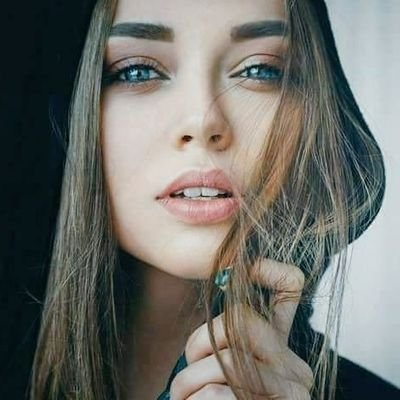 ثم ندعو ألا تجعلنا ممن ينطفيء بريقهم بعد كل خيبه، ونعوذ بك من الضعف ونسيان الحلم وقلة الحيله وفقدان الشغف وفراغ الروح . . 🖤