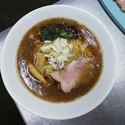 埼玉県松伏町の宝蔵院に隣接している中華そば専門店です。【定休日】金曜日・土曜日【営業時間】月〜木10時〜16時（lo15時45分）日曜・祝日16時〜20時（lo19時半）但し、材料切れの場合ラーメンは終了し、飲み物とジェラートのみの提供になります。