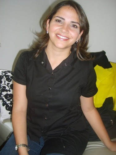 Uma pessoa apaixonada pela vida. Deus é minha vida, e me proporciona tudo o que preciso como família, esposo, amigos, profissão. Sou feliz d+ por isso.