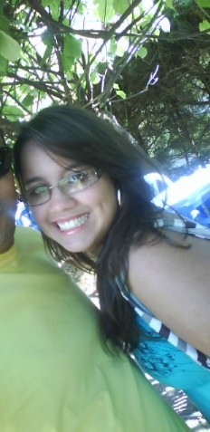 Não preciso me drogar para ser um gênio;
Não preciso ser um gênio para ser humano;
Mas preciso do seu sorriso para ser feliz.
