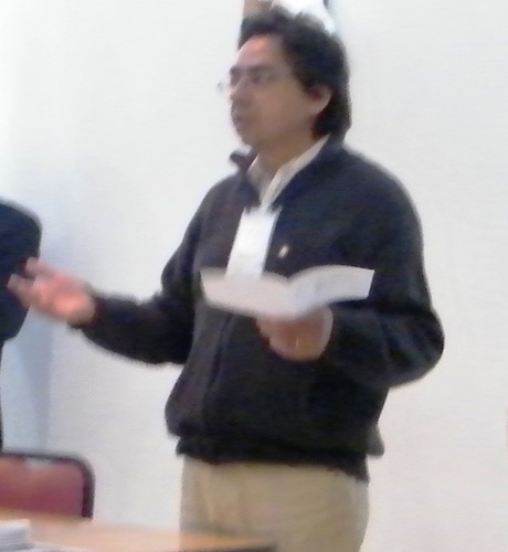 Soy Profesor, vivo con mi familia y me mueve ayudar a crecer para que los jóvenes y niños lleguen a ser lo que son.