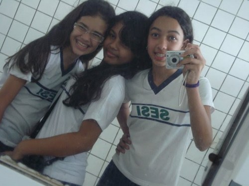 Eu sou uma menina q adora musica!