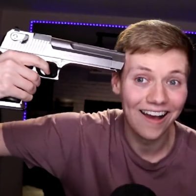 brxxkspxm's profile picture. just a sad bitch tryna make her way in this hellscape