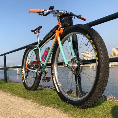 @grumpy_bike で色々悩んだ末の決断👍🏻世界で2番目くらいにカッコイイ自転車が納車されました #surlystraggler (2017.4)そして、更にハンドメイドバイク世界に一台のカッコイイ自転車が納車された(2019.2) #RETROTEC