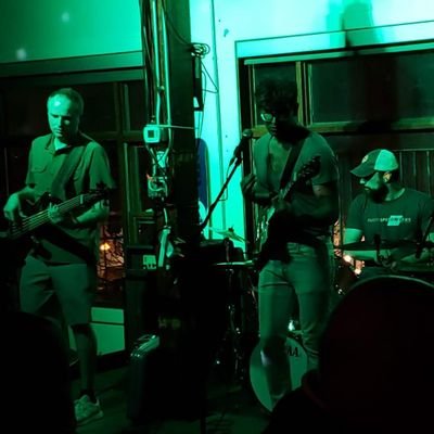 Playing laid back 70s power pop paired w/ frenetic 90's indie rock.
new vid: https://t.co/zPo0YAgHAC