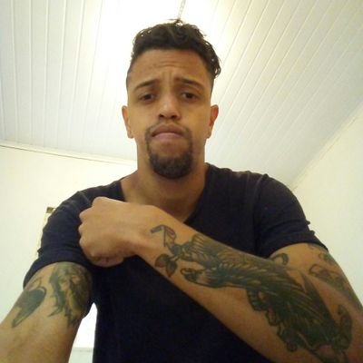 O que me torna feliz e a fome de procura ter mais sabedoria,conhecimento sobre o aspecto de ter uma boa vida e expiração de compor uma musica