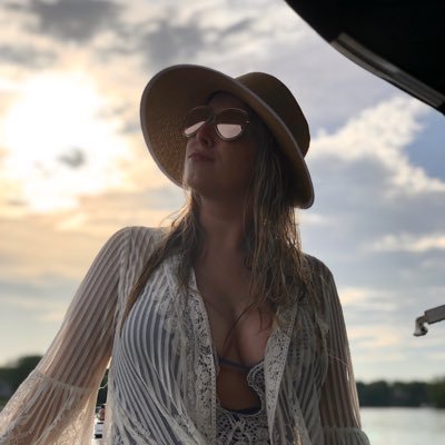 Alexandrazimmz's profile picture. the only time I set the bar low is for limbo.