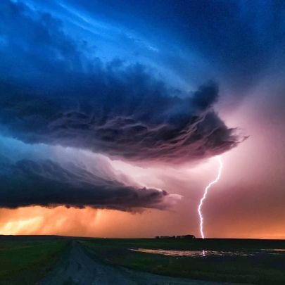 I am a Saskatchewan storm chaser from Regina. I'm not a meteorologist just love the beauty and power mother nature can provide!