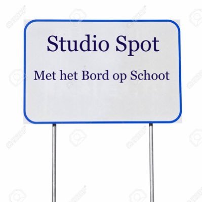 Bordenliner. Geeft haar mening en uit haar gevoel met een bord op schoot.