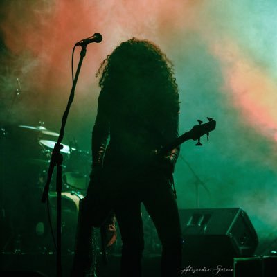 Compositor y bajista en @blacksmokeuy - Lic. en Comunicación - Desarrollador Web