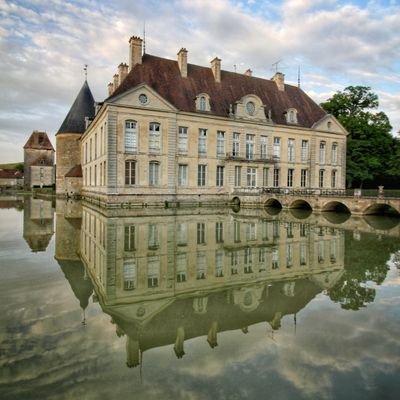 📍 #Bourgogne | Bienvenue au château de Commarin, monument depuis 900 ans dans la même famille ! 🏰 #lacotedorjadore