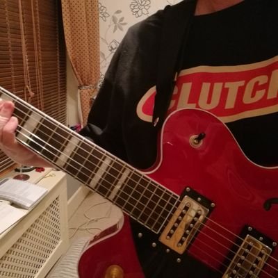 Love @clutchofficial, Star Wars & live music! #Lefty learning to play guitar. Supporting @innocentorg #Iam4ILF I also have a CLUTCH fan account @Susie_ClutchUK