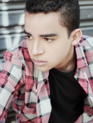 Alisson H. Alves, Paulista, 18 anos, Ator e Modelo.
Fiel a sua lei de cada instante, desassombrado, doido, delirante, numa paixão de tudo e de si mesmo.