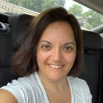 Tech woman passioned for IT innovation and enthusiast of marketing and social media