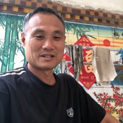 我是齐崇怀,山东的,2007年因在巜南风窗》杂志发表了一篇批评前总理温家宝的文章被捕入狱,获刑4年。在监狱服刑期间,我又把监狱里面的黑暗,写成系列报道传至境外发表,被加刑8年,合并执行十二年。2018年2月13日出狱,共在监狱里面呆了十年八个月。 手机13361078736