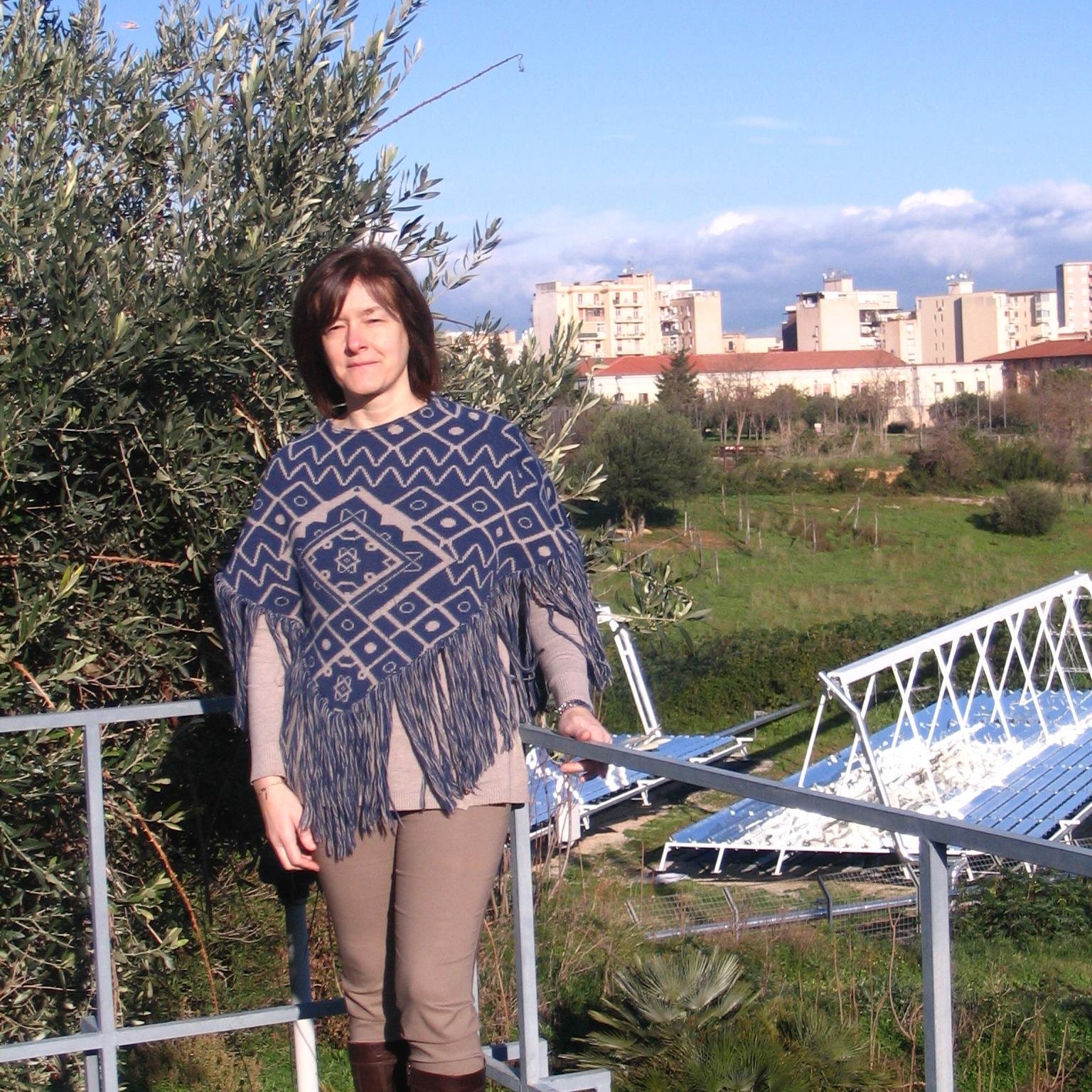 Full Professor of Organic Chemistry at the University of Palermo, loves gardening and books.