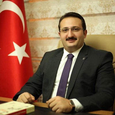 AK Parti Bayburt Eski İl Başkanı-MÜSİAD Bayburt Kurucu Başkanı-Gazi Üni.Uluslararası İlişkiler Bölümü Lisans-Halkla İlişkiler Alanında Yüksek Lisans Mezunu.