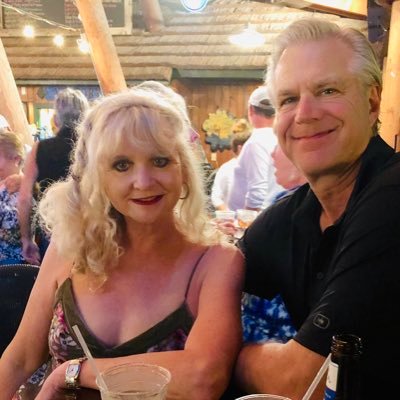 Fun-loving Texan who loves hanging around high-energy, creative people!
