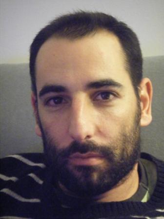 Tengo dos preciosos y una preciosa, su madre. Autor de La Sonrisa De Los Tristes y miembro de Alberto y Miguel. Especialista en enreos.