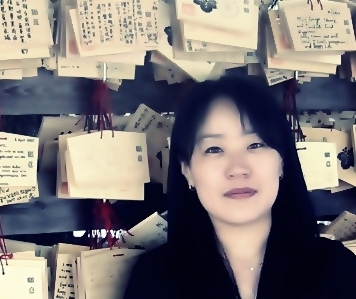 Youmiweb's profile picture. 일본의 어느 신사입니다.뒤편엔 깨알같은 소원을 적은 나무조각들.올해 바라시는 소원들..하나씩 하나씩 이루는 시간되세요.
요즘 읽는책,강신장 선생의 오리진이 되라.Queen,바비킴,Bach,Eminem,Beatles,이윤기, 움베르트에코,발터벤야민,,,글구 마케팅 좋아합니다.-흐르는물-