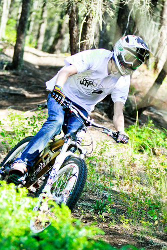 Gadget, technology nerd that loves WebOS and the PS3. Also love to play any kind of sport, other than soccer. LOVE my downhill biking.