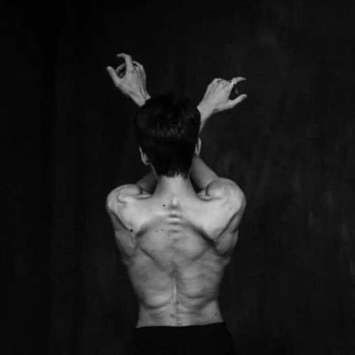 suzuowzx's profile picture. 凡先生，音乐人，出过名，赚过钱。现用心生活。追求庄子，人生一趟看太人生一趟看屁股。忘记俗尘，口味略奇，性爱好广泛，偏艺术气质。SM、只要喜欢和有美感没有什么不可以！