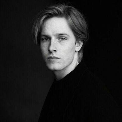 🖇◞  
⠀ノ #⃞Dark ◜🕝◞    Schmidt   ━━━ -ˏˋ  Ich werde mich hinter der Maske verstecken. ❝ Ich bin nicht glücklich. ❞