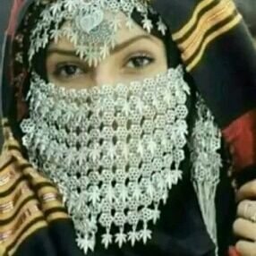 عٌنِدٍ تٌـفُـکْيِريِ بًکْ أغُفُـوٌ عٌنِ آلَعٌآلَمً لَ فُـتٌـرة قُصّـيِرة و أبًتٌـسِـمً لَ رؤيِتٌـکْ بً مًخِـيِلَتٌـي ..♡♡