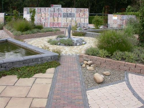 Showtuin op het gebied van sierbestrating. Alle materialen zijn in levende lijve te zien in onze showtuin. Specialist in aanleg van creatieve bestratingen.