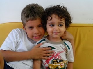 Nem melhor, nem pior, apenas alguém diferente ... Curtindo a vida numa vibe super positiva!!! É nós, é a gente, só não pode ser eles!!!!