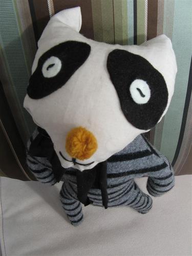 flyandnest's profile picture. Arts chick, getting by, rockin' out, trying to live large with small shoes.