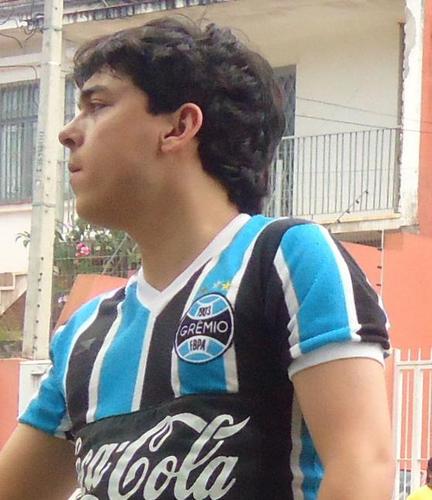 Mochileiro/Tenista aposentado/Fã de Ayrton/Anti vermelho, doente pelo GRÊMIO e propagador da cultura de arquibancada. 
Futebol moderno é o * ...