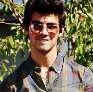 JoeyAJonasFake's profile picture. I actually know how to treat a girl right.