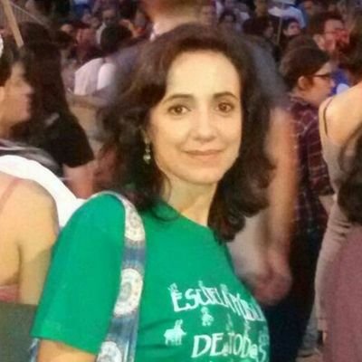 Madre de 2 hijos. Activista en defensa de la Educación Pública. Feminista. Convencida de que el cambio empieza en unx mismx, di un paso al frente y aquí estoy