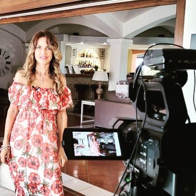 Sono un'attrice, una speaker e una presentatrice. Amo il mio lavoro...amo le cose vere e semplici, la professionalità, la gentilezza, l'educazione.