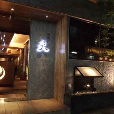 鉄板焼き 天 六本木店 雨が降って少し涼しくなりましたね 仕事を終わりに鉄板焼きはいかがですか 鉄板目の前のカウンター席で 見て 食べて 喋って楽しんでってください 伊勢海老 鮑は水槽から目の前でお焼きします 天 六本木店 Http T Co