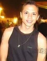 Pisciano, Profissional de Marketing, Designer Gráfico, Crítico ao extremo, Flamenguista, Tatuado, Violonista e um amante da arte da Criatividade.