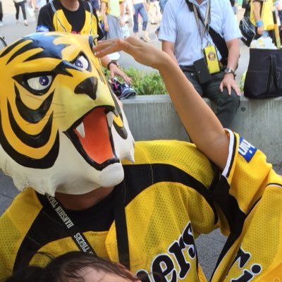 甲子園球場をこよなく愛し頑張ってる人の姿が大好きなトラ好きな親爺です(=^ェ^=) 後、元嫁の影響で B'zの凄さに魅了された俄かファンwラプトくん推しジュラ♪無言フォローお許しを！