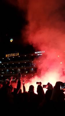 Valencianista de nacimiento. Cuantos años a tu lado y cuantos kilómetros recorridos juntos. Mestalla es más que un templo.