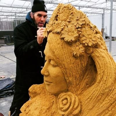 Sand people, 
Remy and 
Paul Hoggard travel the world making their sand sculptures.