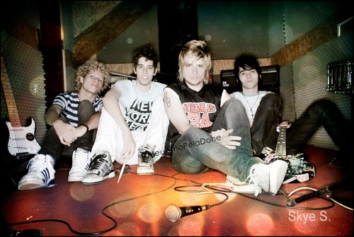 Esse FC é dedicado ao amor que eu sinto por esses 4 meninos.
se voce ama eles tb FOLLOW 
since: 03/10/10