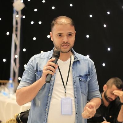 مصمم جرافيك، أقدم خدماتي عن بعد، أعمل منذ عدة سنوات في المجال، لدي العديد من الأعمال في مجالات الهوية البصرية، والسوشيال ميديا، والمجلات، وأعمال التصميم الأخ