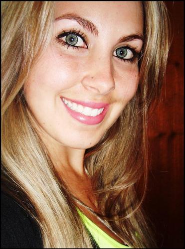 Colorada, 21 anos e talvez uma futura Dentista! Se a aparência explicasse a essência, o sabor seria desnecessário...