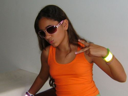 sou uma menina que na frente de amigos age como louca mais na hora certa sabe agir com maturidade!
É eu sou assim