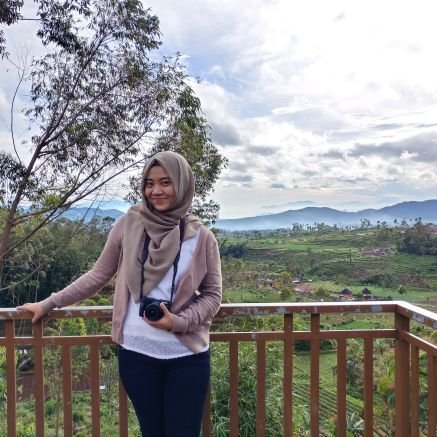 Ig: Rizkianipratiwi| ciee yang lagi kepoin TL gue!! ¬_¬