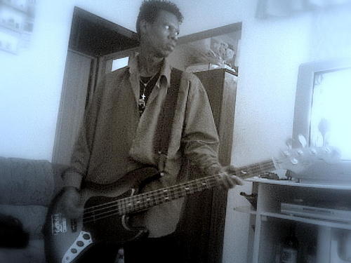 Rodney Marcellus - líder da banda Low Embryonic Cells, vocalista/multiinstrumentista, produtor musical, engenheiro de som, dono do estúdio caseiro Low Produções